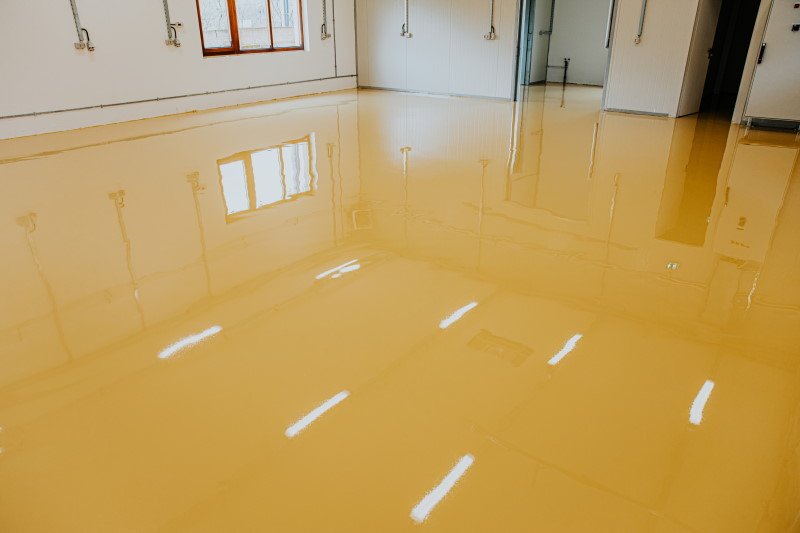 sklad s epoxidovou podlahou žluté barvy